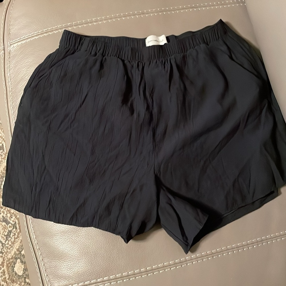 ABERCROMBIE AND FITCH WOMEN'S PULL-ON SHORTS.